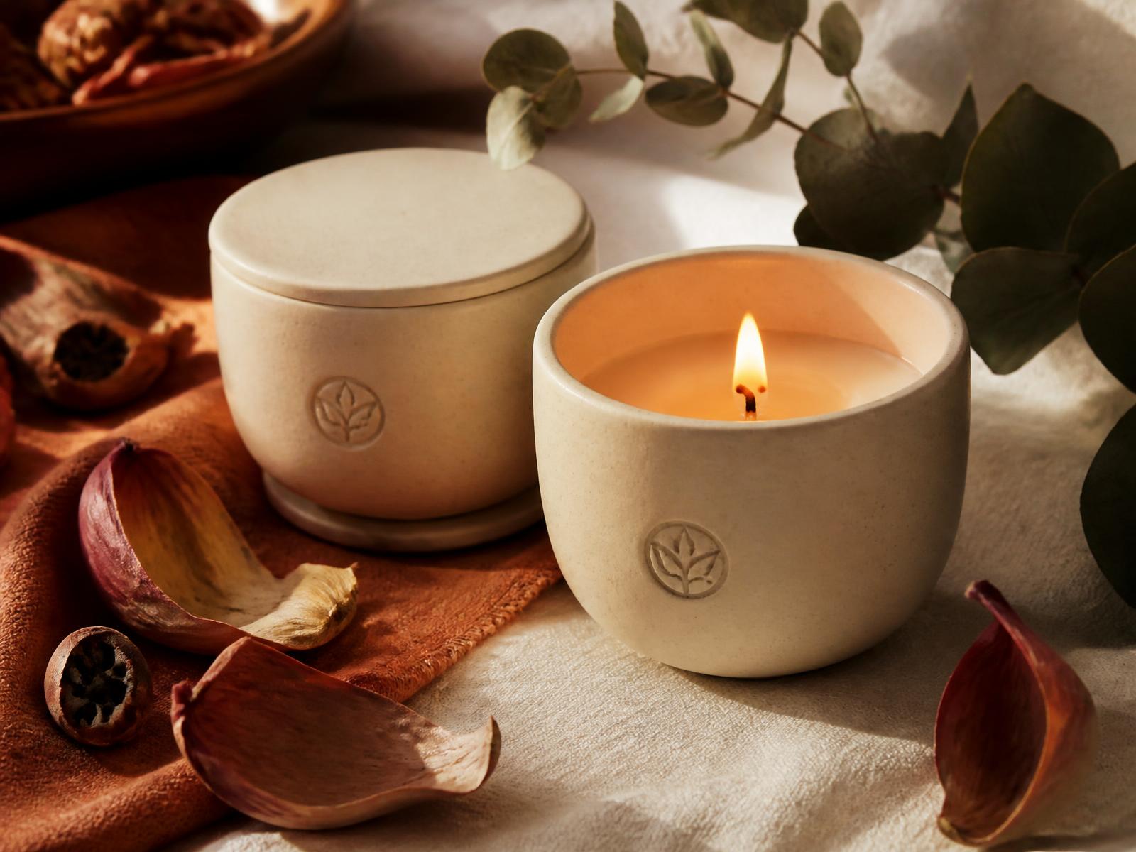 Velas de soja artesanais em recipientes de cerâmica cor de creme